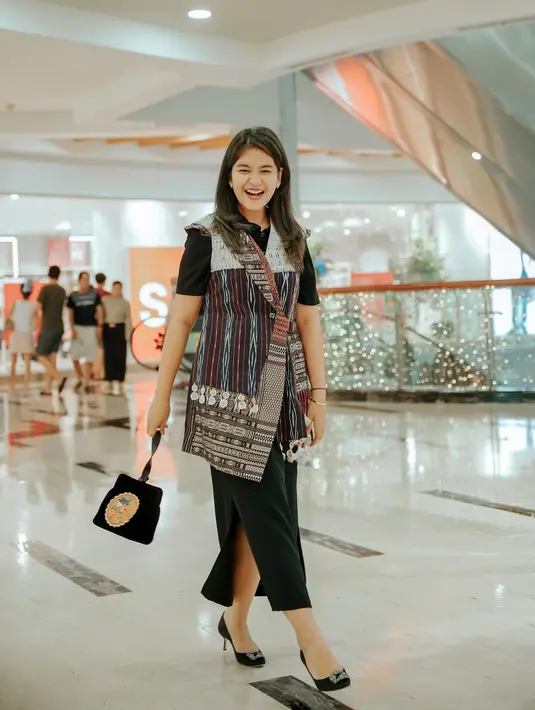 Lagi, penampilan Kahiyang Ayu dibalut wastra dalam nuansa yang lebih kasual. Kahiyang memadukan dress lengan pendek berwarna hitam dengan outer tanpa lengan dari wastra yang bernuansa serasi. [Foto: Instagram/ayanggkahiyang]