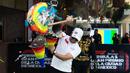 Pembalap Red Bull Racing asal Meksiko, Sergio Perez memukul pinata yang berisikan permen pada rangkaian acara menjelang Formula 1 GP Meksiko 2023 di paddock Sirkuit Hermanos Rodriguez, Meksiko, Kamis (26/10/2023) waktu setempat. (AFP/Claudio Cruz)