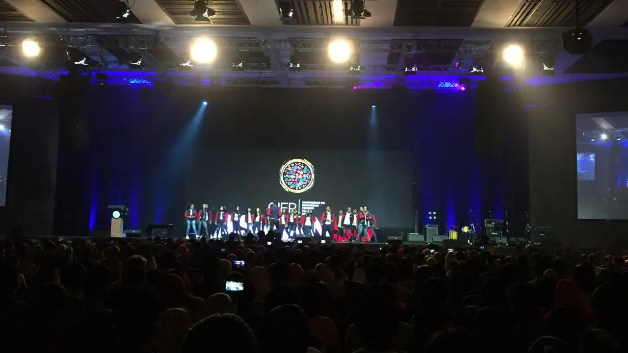 Paduan Suara London School of Public Relations Jakarta menyanyikan lagu Indonesia Raya di pembukaan CIFP 2017 (Liputan6.com/Teddy Tri Setio Berty)