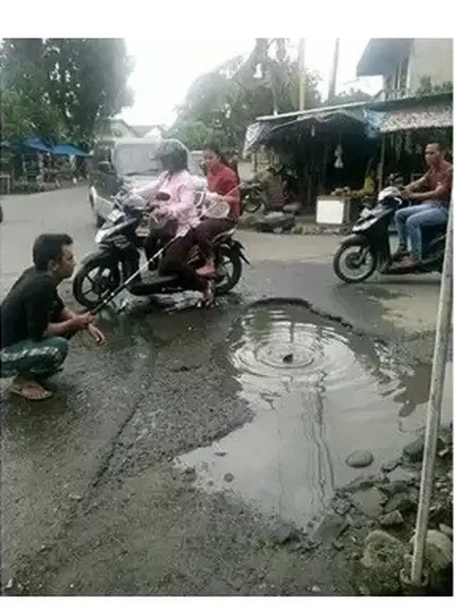 6 Kelakuan Santai Bapak-Bapak saat di Jalan Ini Bikin Ngelus Dada