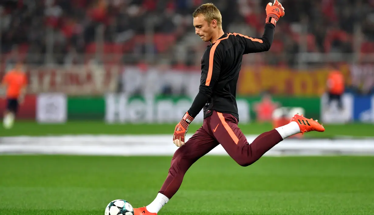 Mungkin Cillessen merupakan opsi terbaik Man United mengingat harganya yang yang murah. Namun dibalik itu ia masih memiliki kualitas layaknya bintang. (AFP/Lluis Gene)