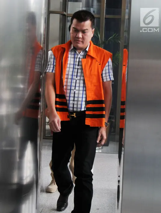 Gaya terpidana kasus suap proyek e-KTP Andi Agustinus atau Andi Narogong saat akan menjalani pemeriksaan di Gedung KPK, Jakarta, Rabu (21/3). Andi Narogong diperiksa untuk pengembangan kasus dugaan korupsi proyek pengadaan e-KTP. (Merdeka.com/Dwi Narwoko)