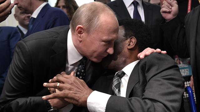 Keakraban Vladimir Putin Dengan Legenda Sepakbola di Undian Piala Dunia 2018