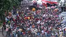 Warga memadati ruas Jalan Gajah Mada, Jakarta untuk menyaksikan karnaval Cap Go Meh 2018, Minggu (4/3). Beragam atraksi budaya ditampilkan dalam karnaval perayaan Cap Go Meh 2018 di kawasan Glodok Jakarta. (Liputan6.com/Helmi Fithriansyah)