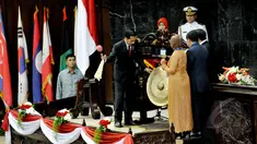 Presiden Joko Widodo memukul gong saat membuka Konferensi Parlemen Asia Afrika di Gedung Nusantara, Jakarta, Kamis (23/4/2015). KPAA bertema Penguatan Peran Parlemen Selatan-Selatan untuk Kemakmuran dan Perdamaian Dunia. (Liputan6.com/Andrian M Tunay)