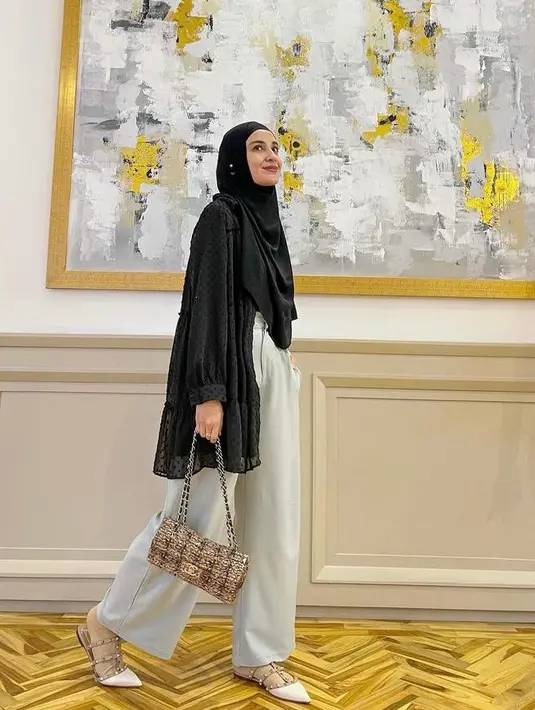Stylish untuk segala kesempatan, padukan cardigan panjang dan hijab warna hitam dengan wide leg pants warna abu-abu. Biar makin kece, tambahkan handbag favorit-mu (Instagram/shirensungkar).