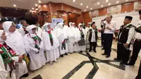 Keberangkatan jemaah haji dilepas langsung Kepala Pusat Kesehatan Haji Eka Jusuf Singka. Foto: Darmawan/MCH