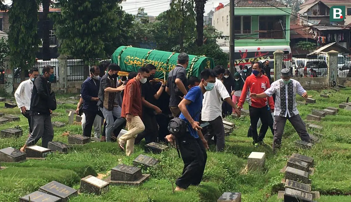Sejumlah keluarga dan kerabat dari Markis Kido mengantarkan jenazah ke tempat peristirahatan terakhir di TPU Kebon Nanas, Jakarta, Selasa (15/6/2021). (Foto: Bola.com/Erwin Fitriansyah)