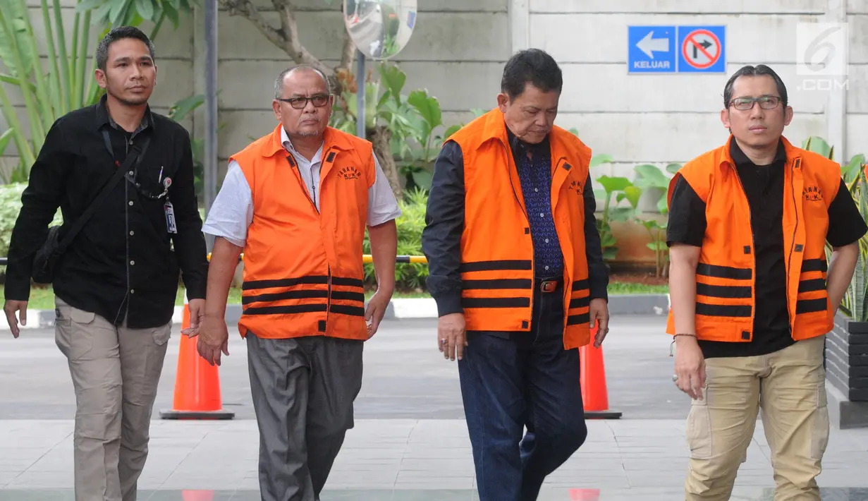 Tersangka korupsi Sekda Kota Dumai Muhammad Nasir, Wali Kota Pasuruan Setiyono dan Kasi Permukiman Kemenkeu Yaya Purnomo tiba di Gedung KPK, Jakarta, Jumat (21/12). Ketiganya diperiksa untuk melengkapai berkas. (Merdeka.com/Dwi Narwoko)