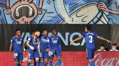 Real Madrid berhasil memetik tiga poin saat berkunjung ke markas Celta Vigo pada jornada ke-30 La Liga 2021-2022, Sabtu (2/4/2022). (AP/Lalo R. Villar)