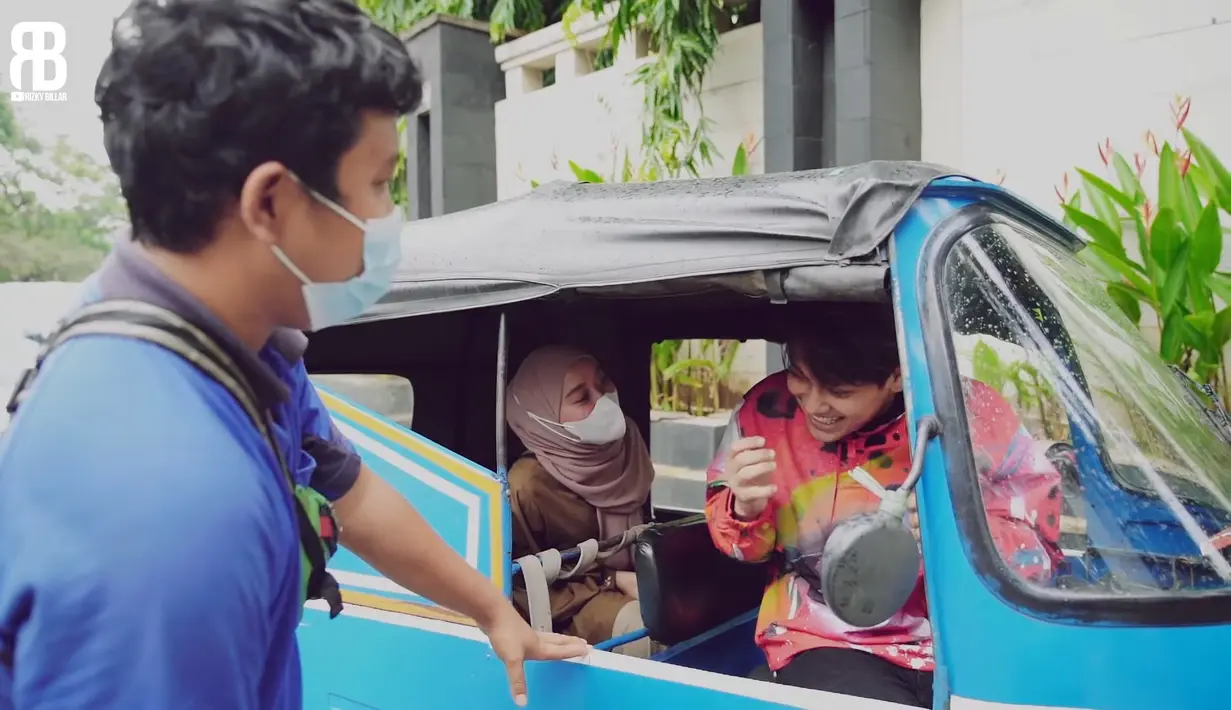 Di momen spesial itu, ia melewatinya bersama orang terkasih, Rizky Billar yang telah jadi tunangannya. (YouTube Rizky Billar)