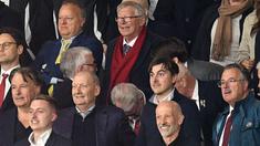 Ekspresi mantan pelatih Manchester United, Sir Alex Ferguson saat Setan Merah berhasil menang come back atas Lyon dalam laga leg 2 Perempat Final Liga Europa 2024/2025 di Old Trafford, Manchester, Inggris, Jumat (18/04/2025) dini hari WIB. (AFP/Oli Scarff)