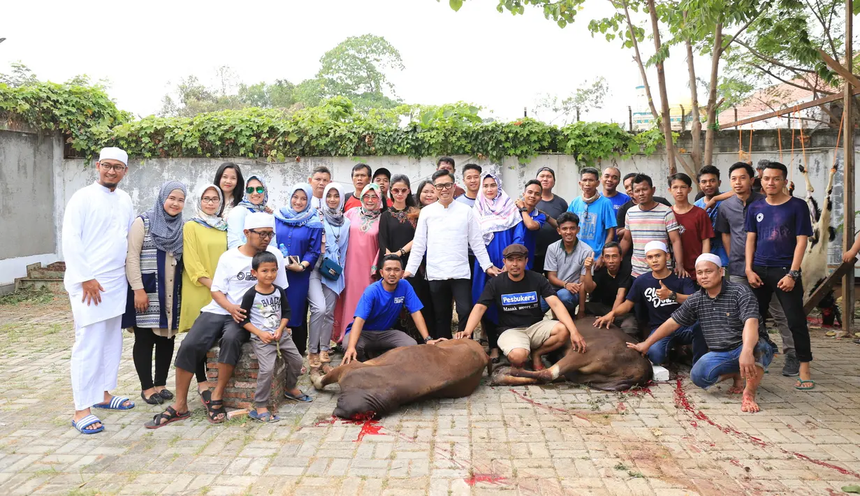 Eko Patrio bersama tim saat penyembelihan sapi dan kambing di kantornya di kawasan Cipinang, Jakarta Timur pada hari ini, Jumat (1/9/2017) pagi. (Adrian Putra/Bintang.com)