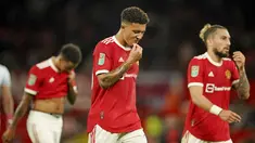 Manchester United harus angkat koper lebih cepat dari ajang Piala Liga Inggris 2021/2022 usai ditaklukkan West Ham United dengan skor tipis 0-1. (AP/Dave Thompson)