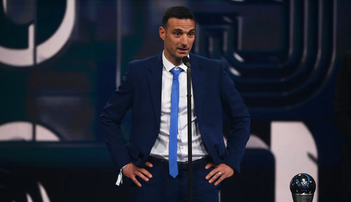 Pelatih timnas Argentina, Lionel Scaloni menyampaikan pidato setelah menerima penghargaan Pelatih Terbaik FIFA 2022 dalam gelaran The Best FIFA Football Awards 2022 di Paris, Prancis, Senin (27/2/2023). Penghargaan tersebut diberikan selang beberapa jam setelah Scaloni mendapatkan penghargaan atas prestasi Argentina di Piala Dunia dengan perpanjangan kontrak, yang membuatnya tetap memimpin tim hingga 2026. (Photo by FRANCK FIFE / AFP)