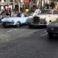 Konvoi kendaraan mobil James Bond meramaikan Kota Paris, Prancis di ruas Jalan Arc De Triomphe.