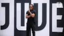 Legenda sepak bola Juventus Edgar Davids menyapa penggemar saat menghadiri pembukaan Juventus Village di Lippo Mall Kemang, Jakarta Selatan, Jumat (27/1/2023). Juventus Village yang dibuka pada 27-29 Januari 2023 bakal memanjakan fans dengan beragam acara seperti meet and greet dengan Edgar Davids, pameran trofi dan replika ruang ganti hingga game-game menarik. (Liputan6.com/Faizal Fanani)