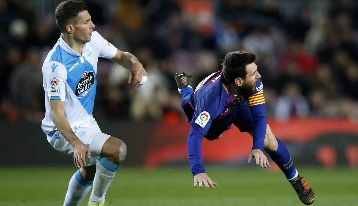 Aksi pemain FC Barcelona, Lionel Messi (kanan) menghindar dari adangan pemain Deportivo Coruna, Fabian Schar pada lanjutan La Liga Santander di Camp Nou stadium, Barcelona, (17/12/2017). Barcelona menang 4-0. (AP/Manu Fernandez)