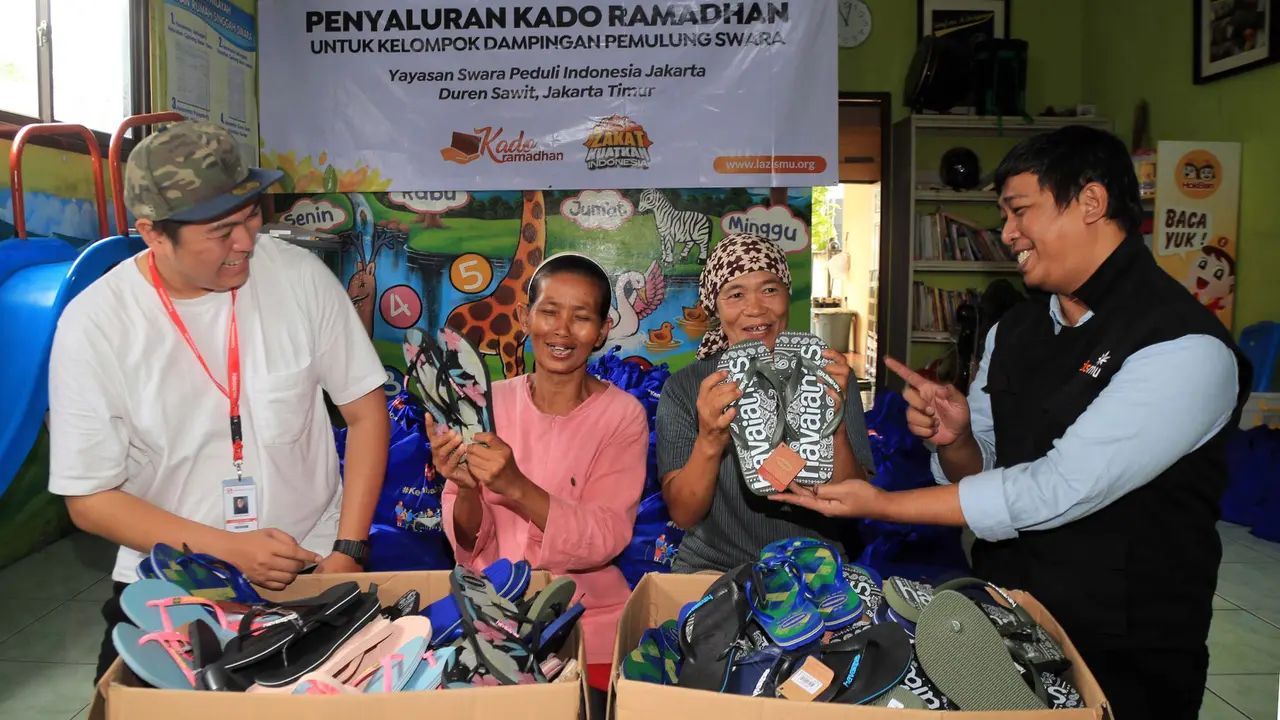 Donasi 300 Sandal Jepit dan Sembako Bagi Masyarakat yang Membutuhkan