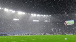 Hujan deras mengguyur pertandingan Liga Europa 2024/2025 antara Lazio melawan Nice di Olympic Stadium, Roma, Italia, Jumat (04/10/2024) dini hari WIB. (AFP/Andreas Solaro)