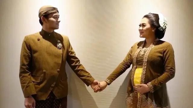 [Bintang] Vicky Shu Melahirkan Anak Pertama