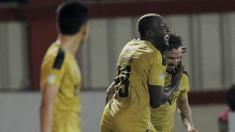 Gelandang Bhayangkara FC, Paulo Sergio bersama Herman Dzumafo merayakan gol ke gawang Madura United pada laga Liga 1 di Stadion PTIK, Jakarta, Kamis, (07/6/2018). (Bola.com/M Iqbal Ichsan)