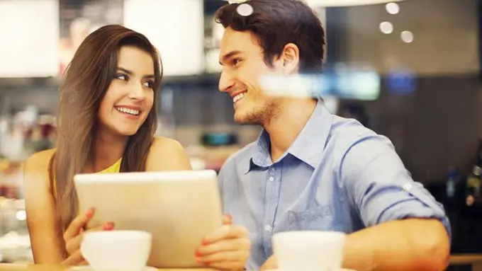 Ladies, jadi mak comblang itu gampang-gampang susah/copyright: thinkstockphotos.com