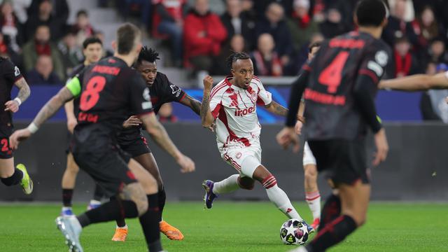 Pemain Olympiacos Gelson Martins (tengah) berebut bola dengan pemain Bayer Leverkusen Edmond Tapsoba