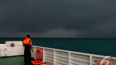 Salah seorang Tim SAR menatap langit yang menghitam di Perairan Pangkalan Bun, Kalteng, Minggu (4/1/2015). (Liputan6.com/Herman Zakharia)