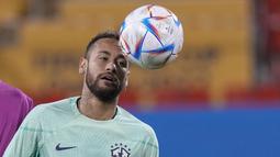 Penyerang Brasil Neymar berlatih saat sesi latihan jelang melawan Korea Selatan pada babak 16 besar Piala Dunia 2022, di stadion Grand Hamad di Doha, Qatar, Minggu (4/12/2022). Sang bintang, Neymar, sudah bisa mengikuti sesi latihan secara penuh bersama rekan-rekannya.  (AP Photo/Andre Penner)