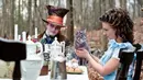 Petualang Alice in Wonderland bisa menjadi konsep unik untuk menggelar sebuah pernikahan. Sepasang sejoli ini mendesain semirip mungkin pesta pernikahan mereka seperti suasana pada film Alice in Wonderland. (www.head-case.com)