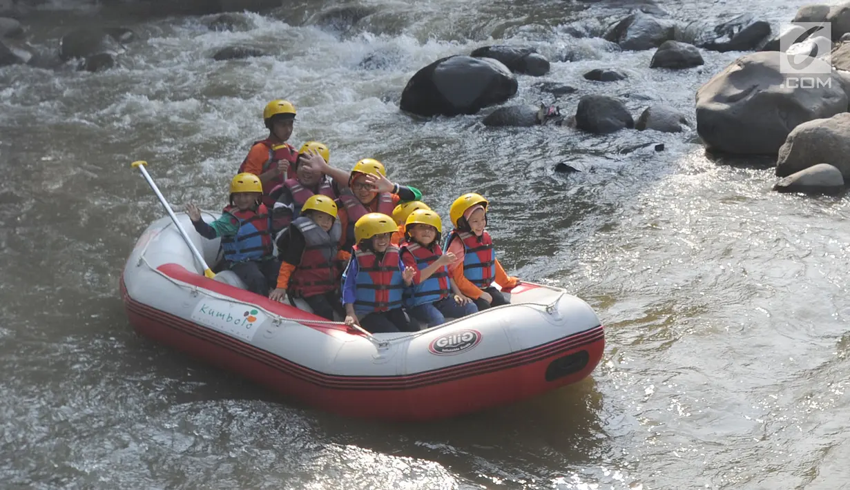 Murid TPQ Kelopak Kalisari Jakarta bertualang arung jeram khusus anak di kawasan Bendungan Katulampa, Bogor, selasa (20/11). Rafting di aliran Sungai Ciliwung ini diadakan Hiking Bocah melibatkan partisipasi masyarakat lokal. (Merdeka.com/Arie Basuki)