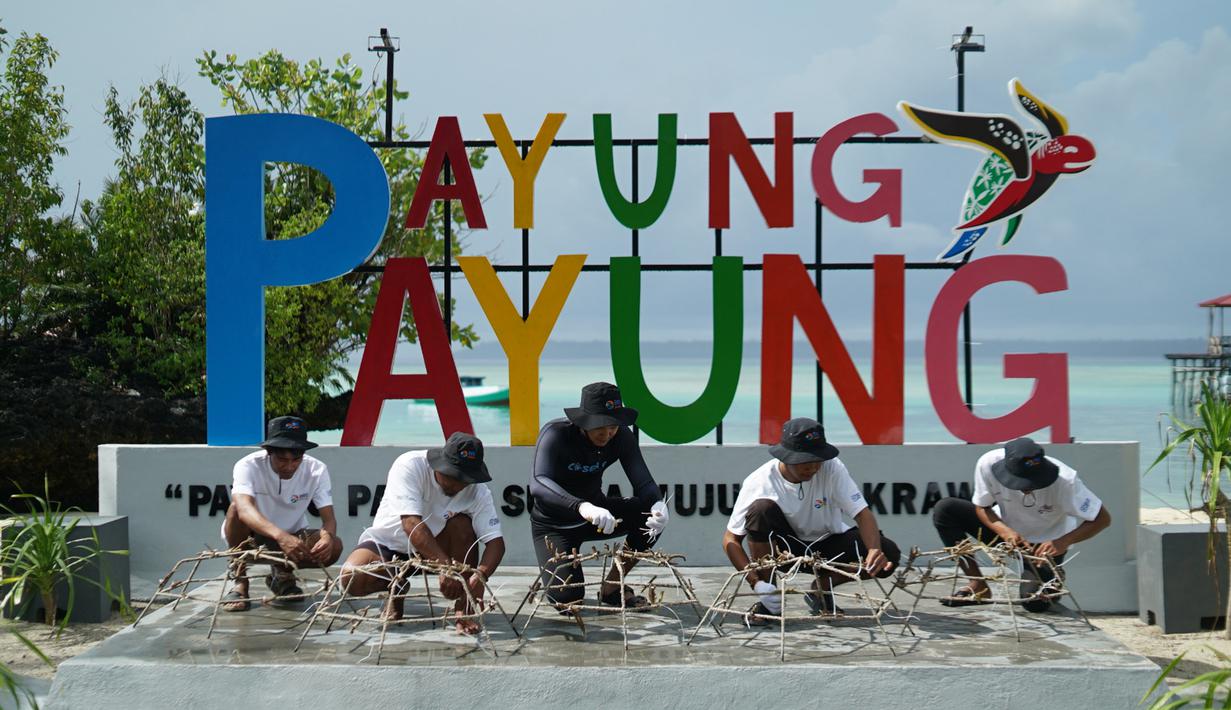 <p>Salah satunya melalui kolaborasi bersama Kelompok Maratua Peduli Lingkungan melakukan transplantasi karang di Pulau Maratua, Kabupaten Berau, Kalimantan Timur. Sebanyak 600 pcs fragmen karang ditanam di Pulau Maratua. (Dok. BRI)</p>