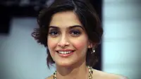 Hubungan Cinta Berantakan, Sonam Kapoor: Putus Saja!