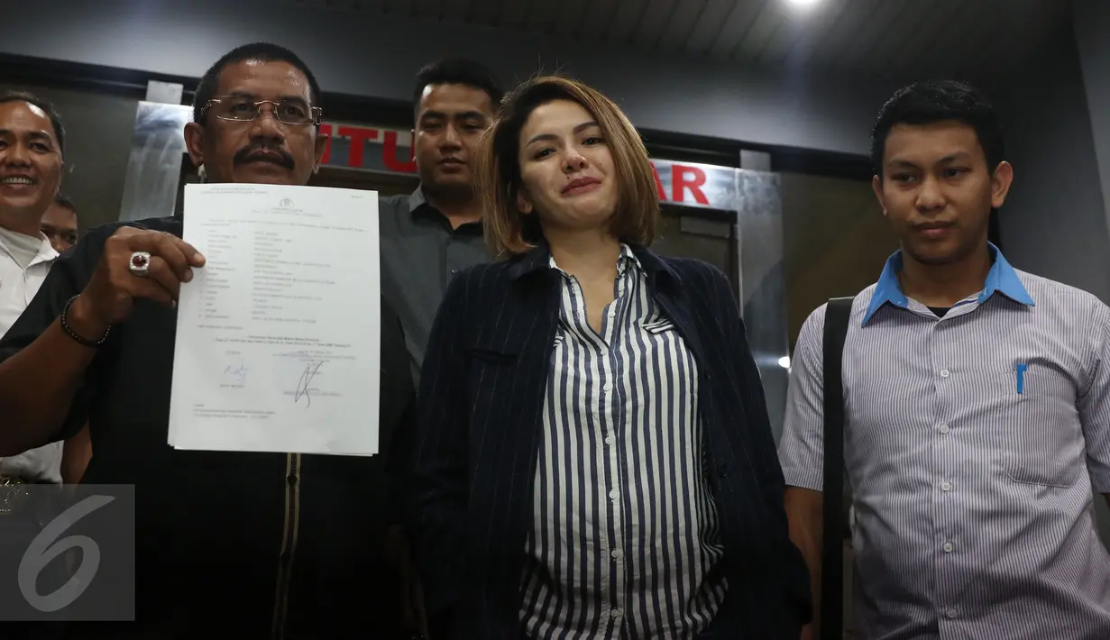 Aktris Nikita Mirzani bersama kuasa hukumnya memberi keterangan usai buat laporan di SPK Polda Metro Jaya, Jakarta, Sabtu (29/10). Nikita Mirzani melaporkan Julia Perez atas dugaan pencemaran nama baik melalui sosial media. (Liputan6.com/Herman Zakharia)