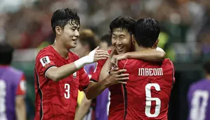 Gelandang Korea Selatan, Hwang In-beom merayakan gol pertamanya di Piala Dunia 2026 bersama rekan satu timnya ketika melawan Republik Ceko di Estadio Guadalajara, Meksiko, Jumat (12/6/2026) pagi WIB. (AFP/Ulises Ruiz)