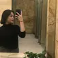 Selfie mirror di toilet menjadi sebuah foto yang paling sering diunggah Jeje di Instagram. Gaya santainya saat berfoto sendiri ini berhasil membuat banyak orang terkesima. Perempuan yang sering disebut kembaran Fuji ini sukses melejit dan jadi artis dadakan. (Liputan6.com/IG/@911jelicascalling)