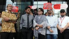 Wakil Ketua KPK Alexander Marwata, Laode Muhammad Syarif, Basaria Panjaitan, mantan Ketua KPK Abraham Samad dan penyidik senior Novel Baswedan menggelar aksi menuntut penuntasan teror pada KPK di Jakarta, Selasa (15/1). (Merdeka.com/Dwi Narwoko)