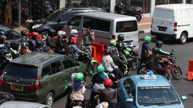 Kondisi lalu lintas semrawut saat penutupan ruas Jalan Veteran akibat adanya sidang sengketa Pilpres 2019 di Gedung Mahkamah Konstitusi (MK), Jakarta, Selasa (18/6/2019). Penutupan Jalan Veteran mengakibatkan kemacetan lalu lintas di sekitar kawasan tersebut. (Liputan6.com/JohanTallo)