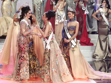Sonia Fergina Citra (kiri) dari Bangka Belitung terpilih sebagai Puteri Indonesia 2018 pada malam pemilihan Puteri Indonesia 2018 di JCC, Jakarta, Jumat (9/3). Sonia menyisihkan finalis dari Banten dan Kalimantan Barat. (Liputan6.com/Herman Zakharia)