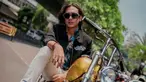 Baru-baru ini Adipati Dolken ketahuan sedang jalan bareng seorang cewek cantik dan potret mereka berdua viral di dunia maya.Ada yang menduga bahwa perempuan yang bersama Adipati adalah Mikha Tambayong. (Liputan6.com/IG/adipatidolk)