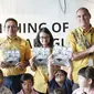 Yulius Gideon N, Ririn Basuki, Patrik Lindvall (kiri ke kanan) saat berfoto bersama seusai konferensi pers Katalog IKEA 2020 di IKEA Alam Sutera pada Kamis (29/8/2019). (dok. Emerson Asia Pasific/Novi Thedora)