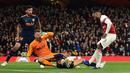 Aksi Alexandre Lacazette atas gol pertama Arsenal pada leg 1, semifinal Liga Europa yang berlangsung di Stadion Emirates, London, Jumat (3/5). Arsenal menang 3-1 atas Valencia. (AFP/Glyn Kirk)