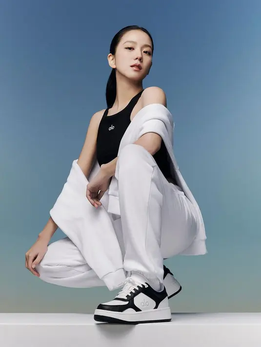 Jisoo Blackpink menjadi salah satu selebriti yang kerap mengadopsi tren fashion tersebut untuk mendapatkan tampilan yang nyaman namun juga penuh gaya dalam keseharian. [@sooyaaa__].