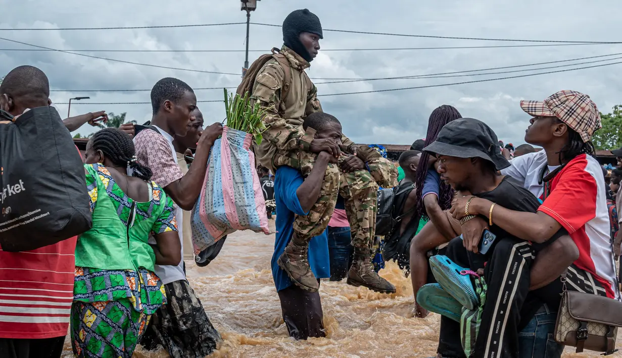 Sekitar 30 orang dinyatakan tewas dalam bencana banjir yang merendam Kinshasa, Republik Demokratik Kongo. (Hardy BOPE/AFP)