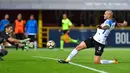 Aksi pemain Inter Milan, Mauro Icardi (kanan) berusaha mencetak gol ke gawang Bologna pada lanjutan Serie A di The Dall' Ara Comunal Stadium, Bologna, (19/9/2017). Inter bermain imbang 1-1 lawan Bologna. (AFP/Andreas Solaro)