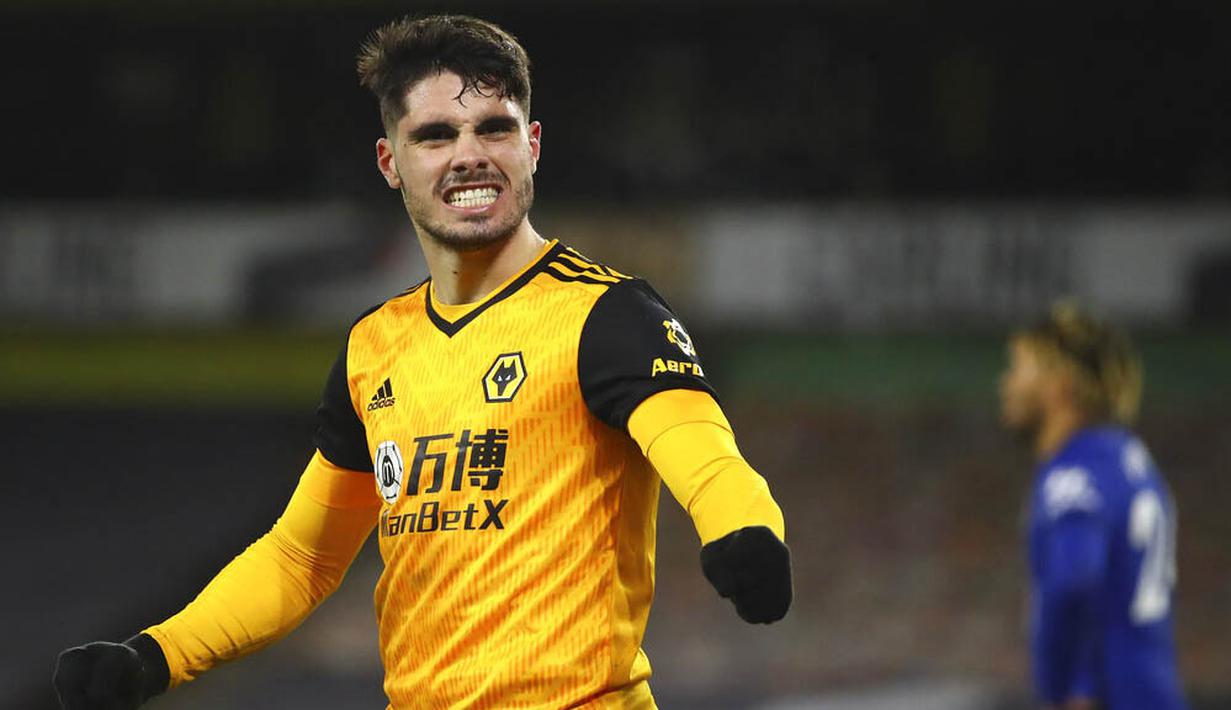 Pemain Wolverhampton Wanderers, Pedro Neto, melakukan selebrasi usai mencetak gol ke gawang Chelsea pada laga Liga Inggris di Stadion Molineux, Rabu (16/12/2020). Chelsea tumbang dengan skor 2-1. (Michael Steele/Pool via AP)