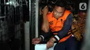 Bupati Pati, Sudewo dikawal petugas masuk ke dalam mobil tahanan usai menjalani pemeriksaan intensif di Gedung Merah Putih Komisi Pemberantasan Korupsi (KPK), Jakarta, Selasa (20/1/2026). Usai melakukan pemeriksaan intensif, pihak KPK langsung menetapkan sekaligus menahan Bupati Pati Sudewo. (Liputan6.com/Helmi Fithriansyah)