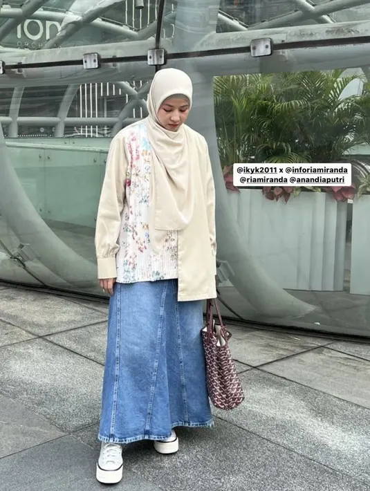 Atasan tersebut merupakan asymmetrical cotton-polyester outer with meadow cream printed sateen and side pleats detail dari koleksi IKYK x Ria Miranda seharga Rp1,6 jutaan. (@natasharizkynew)