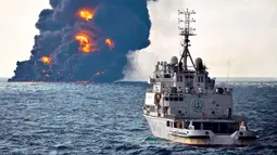 Sebuah kapal penyelamat berlayar di dekat kapal tanker minyak Iran yang terbakar di Laut Cina Timur (14/1). Kapal tanker nahas tersebut sedang berlayar menuju Korea Selatan sebelum bertabrakan dengan sebuah kapal kargo. (Ministry of Transport via AP)